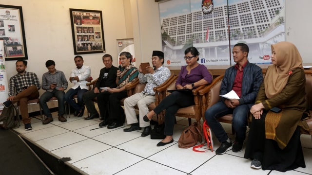 Sejumlah aktivis yang tergabung dalam Koalisi Masyarakat Demokrasi Indonesia menyatakan pernyataan sikap untuk stop kriminalisasi anggota KPU di Gedung KPU RI, Jakarta, Rabu (30/1). (Foto: Fanny Kusumawardhani/kumparan)