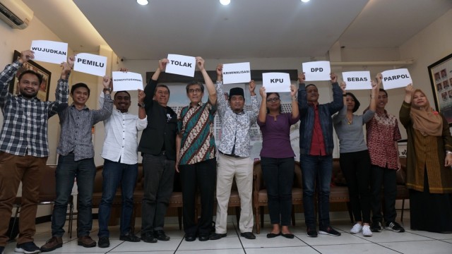 Sejumlah aktivis yang tergabung dalam Koalisi Masyarakat Demokrasi Indonesia menyatakan pernyataan sikap untuk stop kriminalisasi anggota KPU di Gedung KPU RI, Jakarta, Rabu (30/1). (Foto: Fanny Kusumawardhani/kumparan)