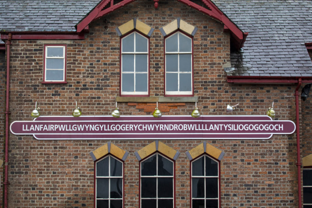 Llanfairpwllgwyngyllgogerychwyrndrobwllllantysiiogogogoch, Wales (Foto: Shutter Stock)