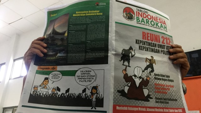 Petugas mengamankan Ribuan Tabloid 'Indonesia Barokah' di Kantor Pos Aceh. (Foto: Zuhri Noviandi/kumparan)