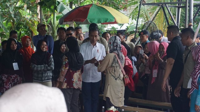 Presiden Joko Widodo di Acara PNM Mekaar, Muara Gembong, Bekasi. Foto: Yudhistira Amran Saleh/kumparan