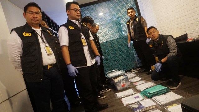 Sejumlah anggota Satgas Anti Mafia Bola menggeledah kantor PSSI di FX Office Tower lt. 14 Jalan Jenderal Sudirman. Foto: Irfan Adi Saputra/kumparan 