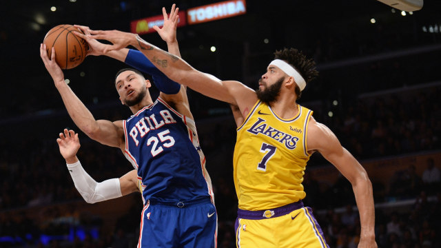 Pemain Lakers, Javalee McGee, memblok tembakan pemain 76ers, Ben Simmons. (Foto: Gary A. Vasquez-USA TODAY Sports via Reuters)
