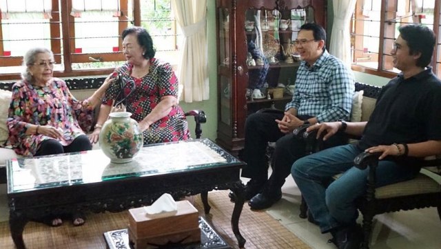 Basuki Tjahaja Purnama mengunjungi Ibu Meri Hoegeng, istri Almarhum Hoegeng Iman Santoso. (Foto: Instagram/@basukibtp)
