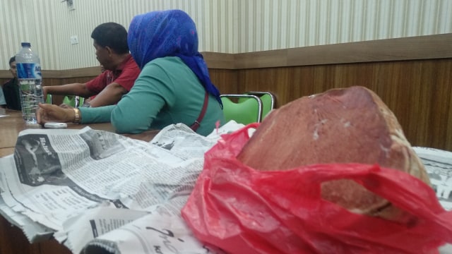 Pasangan suami istri penjual sate yang diduga berbahan daging babi di Kota Padang (Irwanda/Langkan)  