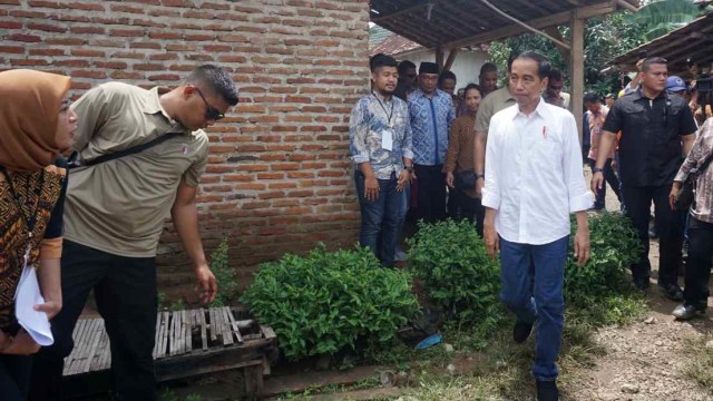 Presiden Jokowi lakukan pemasangan aliran listrik di rumah warga daerah Muara Gembong, Bekasi. Foto: Yudhistira Amran Saleh/kumparan