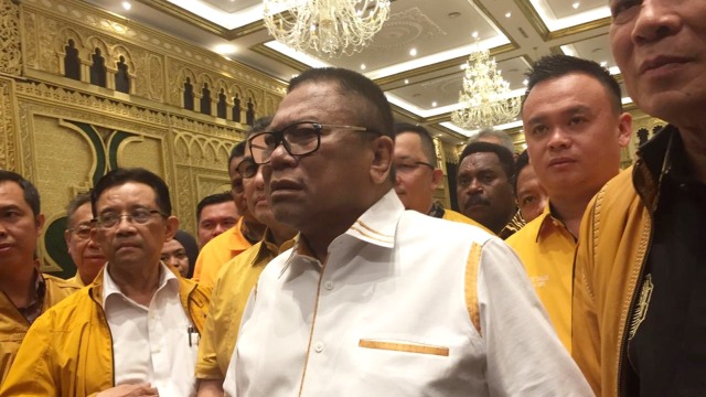 Ketua Umum Partai Hanura, Oesman Sapta Odang atau OSO (tengah) di Aula Partai Hanura, Jalan Satrio, Kuningan, Jakarta Selatan, Rabu (30/1). Foto: Muhammad Lutfan Darmawan/kumparan