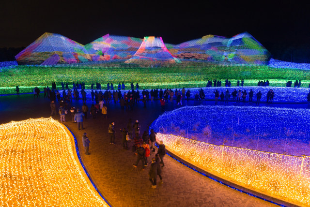 Indahnya taman-taman dihiasi beragam lampu warna-warni. (Foto: Shutter Stock)