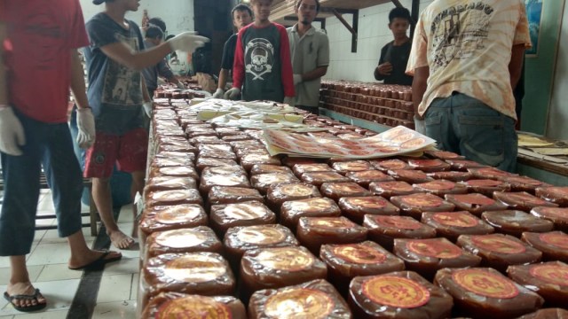 Produksi dodol keranjang di Tegal menjelang Tahun Baru Imlek, Selasa, 29 Januari 2019. (Foto: Reza Abineri/Panturapost.id)