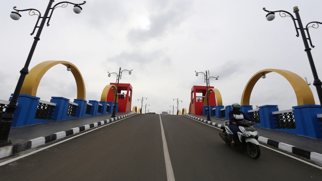 Pengendara melintasi jembatan Berendeng di Tangerang. (Foto: Dimas)