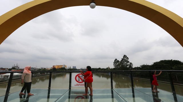 Warga berfoto di jembatan Berendeng, Tangerang. (Foto: Dimas)