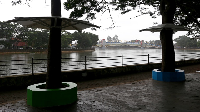 Sejumlah gajebo di sekitar jembatan Berendeng di Tangerang. (Foto: Dimas)