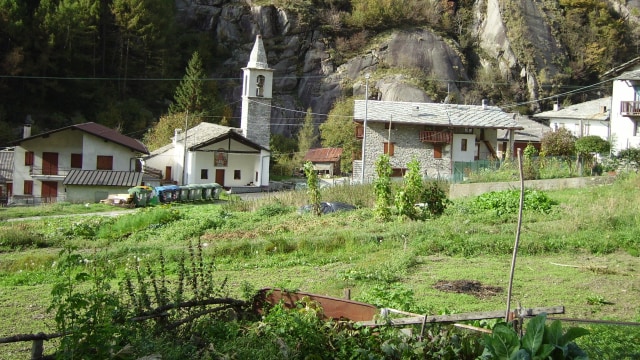 Rumah penduduk di kaki gunung di Kota Locana di Italia (Foto: Flickr/Eleonora Gianinetto)