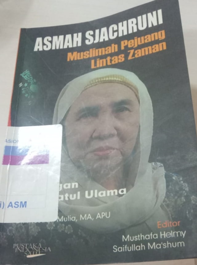 Buku autobiografi Asmah Sjachruni.  (Foto: Dok. kumparan)