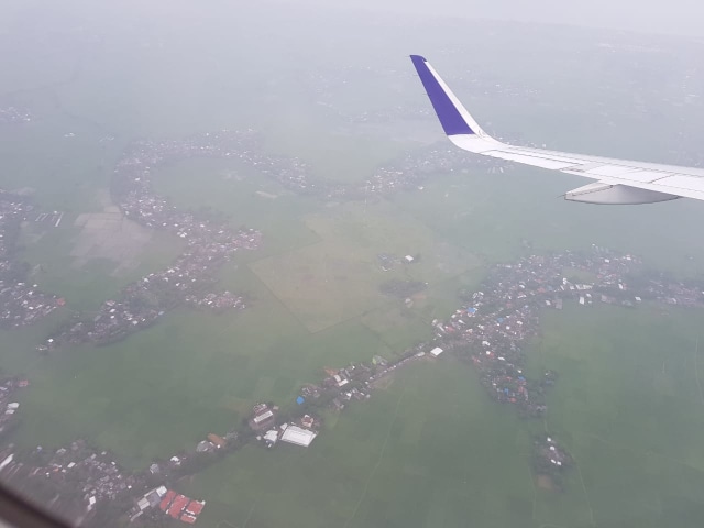 Kota Makassar nampak dari atas udara setelah Pesawat Batik Air ID 6192 mengalami turbulensi. Foto: Faris Bobero