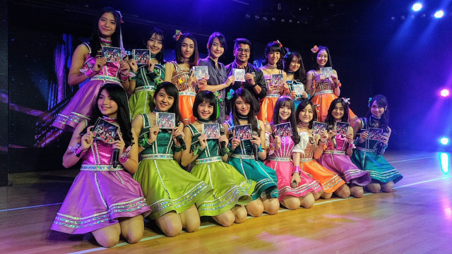 Para personil JKT48 berfoto bersama. (Foto: Maria Gabrielle Putrinda/kumparan )