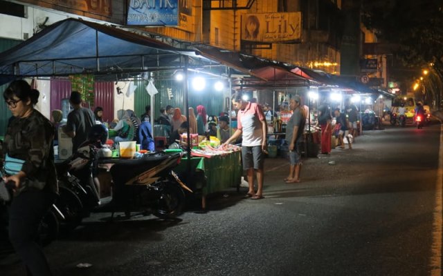 Lapak kuliner ikan bakar di sepanjang Jalan Sam Ratulangi (Foto: Ambonnesia.com)