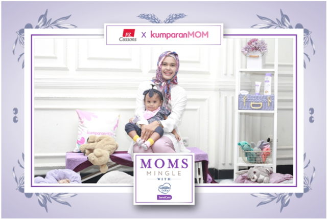 Berfoto dengan sikecil saat di Booth Cussons Baby SensiCare Mingle