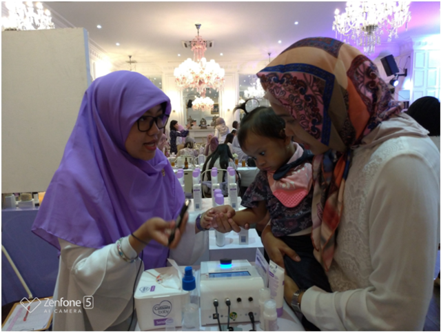 Saat mencoba SkinCheck sikecil di booth Cussons Baby SensiCare