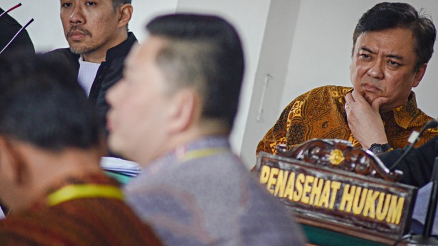 Terdakwa kasus dugaan suap perizinan Meikarta Billy Sindoro (kanan) mendengarkan keterangan saksi saat menjalani sidang lanjutan di Pengadilan Tipikor, Bandung. Foto: Antara/Raisan Al Farisi