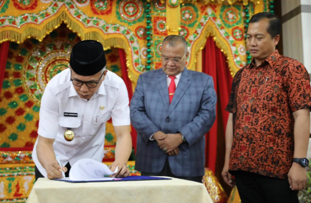 Plt Gubernur Aceh Nova Iriansyah (kiri) dan Dubes Indonesia untuk Myanmar Iza Fadri (tengah) menandatangi berita acara pemulangan nelayan. (Foto: Suparta)  