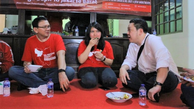 Ahok menemani blusukan Caleg PDIP untuk DPRD DKI, Ima Mahdiah dan Caleg DPR RI PDIP (petahana), Charles Honoris di Jakarta Barat. (Foto: Dok. Istimewa)