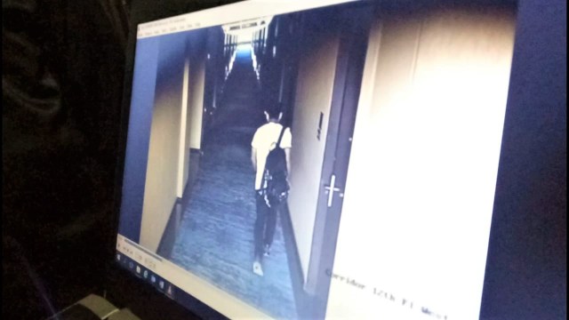 Penuntut umum memutarkan rekaman video Wawan saat berada di Hotel dalam persidangan di Pengadilan Tipikor, Bandung. (Foto: Adhim Mugni/kumparan)