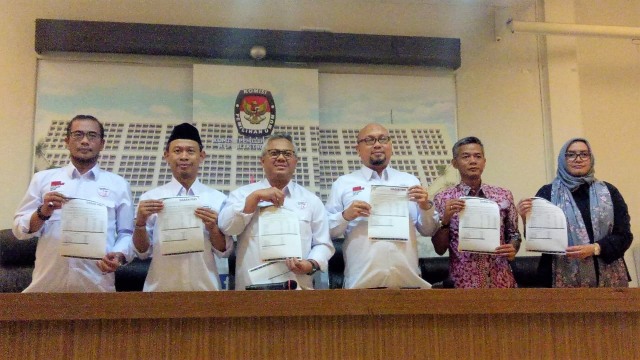 Ketua KPU, Arief Budiman mengumumkan Caleg mantan napi koruptor di kantor KPU. (Foto: Fadjar Hadi/kumparan)