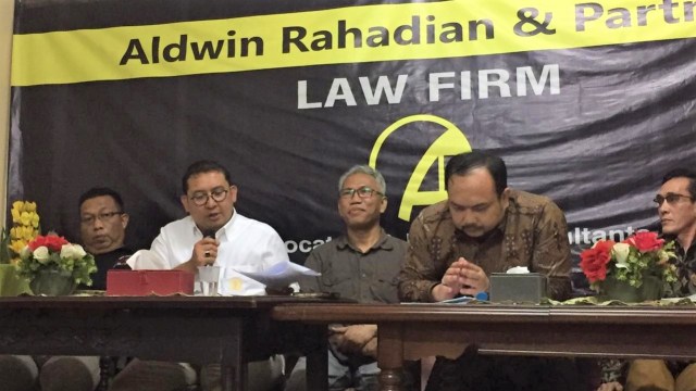 Konferensi pers tim kuasa hukum Buni Yani didampingi Wakil Ketua DPR RI, Fadli Zon terkait putusan eksekusi di kantor kuasa hukum Aldwin Rahadian, Jakarta Selatan. (Foto: Ferry Fadhlurrahman/kumparan)