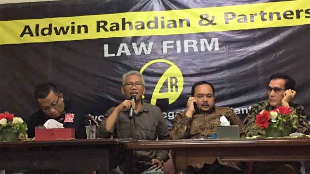 Konferensi pers tim kuasa hukum Buni Yani terkait putusan eksekusi Buni Yani di kantor kuasa hukum Aldwin Rahadian, Jakarta Selatan. (Foto: Ferry Fadhlurrahman/kumparan)