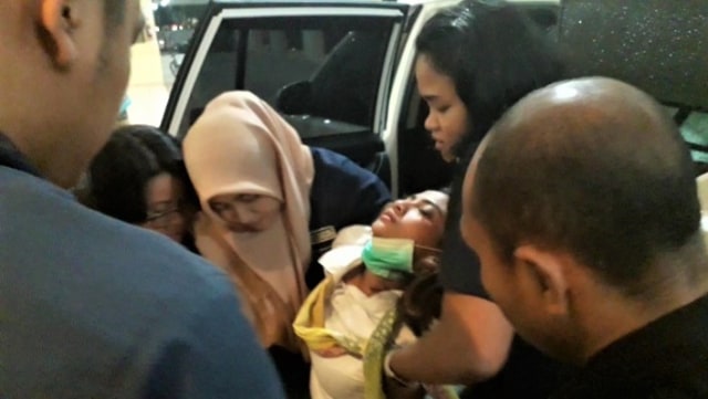 Vanessa Angel pingsan usai diperiksa 12 jam di Polda Jatim. (Foto: Yuana Fatwalloh/kumparan)