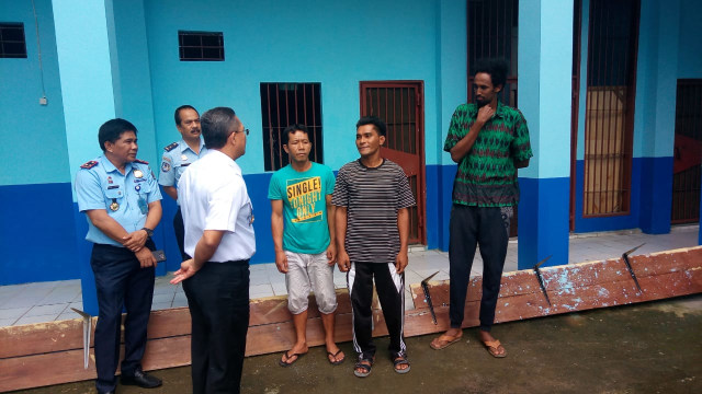 Efendy Peranginangin Meninjau Deteni di Rumah Detensi Imigrasi Manado. (Foto: Kemenkumham)