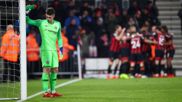 Kiper Kepa Arrizabalaga kecewa karena gawangnya dibobol Bournemouth dua kali. (Foto: REUTERS/Hannah McKay)