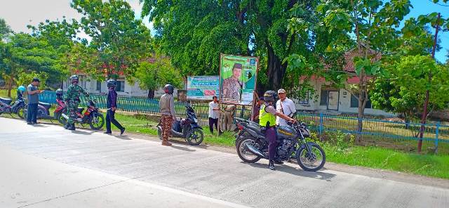 Alat peraga kampanye caleg di Brebes dicopot karena melanggar aturan, Rabu, 30 Januari 2019. (Foto: Dok. Panwascam Jatibarang)