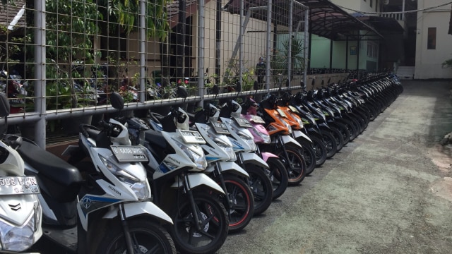 Parkiran motor siswa SMAN 4  Tangsel yang tersusun rapi. (Foto: Muhammad Lutfan Darmawan/kumparan)
