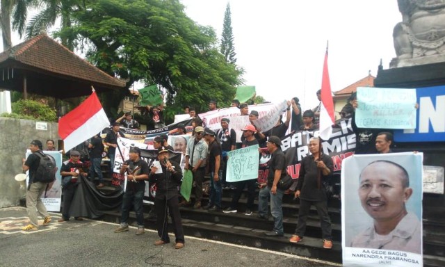 Aksi damai Wartawan Bali Timur di Monumen Puputan Klungkung, Kamis (31/1) - kanalbali/Dok.AJI