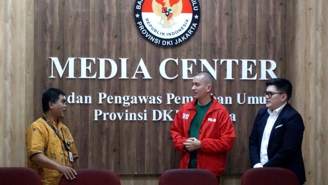 Wakil Ketua DPW PSI DKI Jakarta, Rian Ernest (tengah), memberikan keterangan pers terkait laporan rekayasa spanduk di Kantor Bawaslu DKI Jakarta, Kamis (31/1). (Foto: Fanny Kusumawardhani/kumparan)