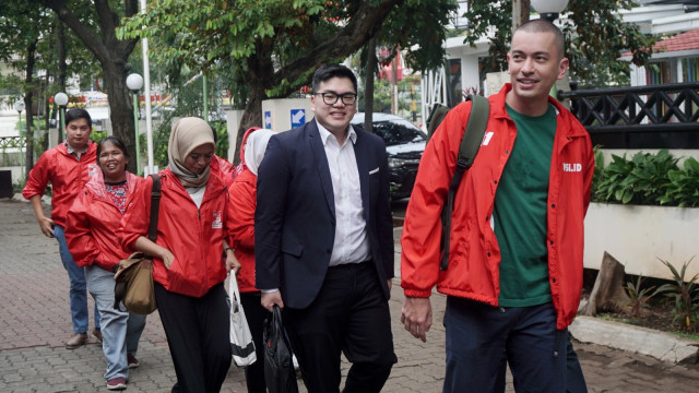Wakil Ketua DPW PSI DKI Jakarta, Rian Ernest (kanan), saat mengunjungi Kantor Bawaslu DKI Jakarta, Kamis (31/1). (Foto: Fanny Kusumawardhani/kumparan)