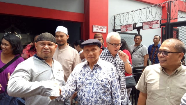 Amien Rais mengunjungi Ahmad Dhani di Lapas Cipinang. (Foto: Aria Rusta/kumparan)