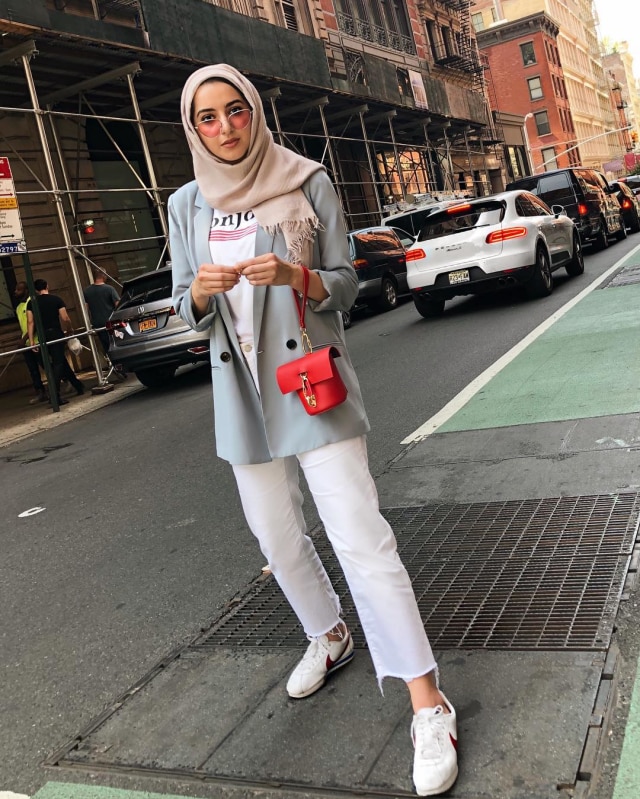 Inspirasi padu padan busana hijab dengan sneakers. (Foto: Instagram @summeralbarcha)