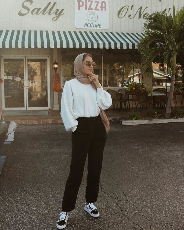 Inspirasi padu padan busana hijab dengan sneakers. (Foto: Instagram @sallyomo)