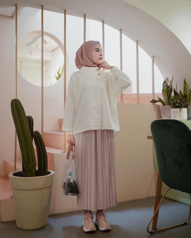 Inspirasi padu padan busana hijab dengan sneakers. (Foto: Instagram @aghniapunjabi)