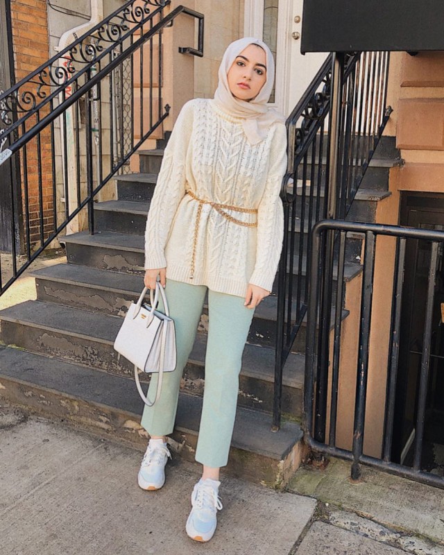 Inspirasi padu padan busana hijab dengan sneakers. (Foto: Instagram @summeralbarcha)