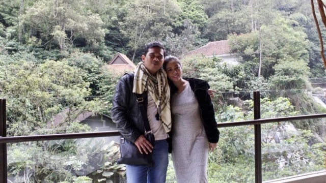 Saphira Indah bersama suami. (Foto: Instagram/@saphira_indah)
