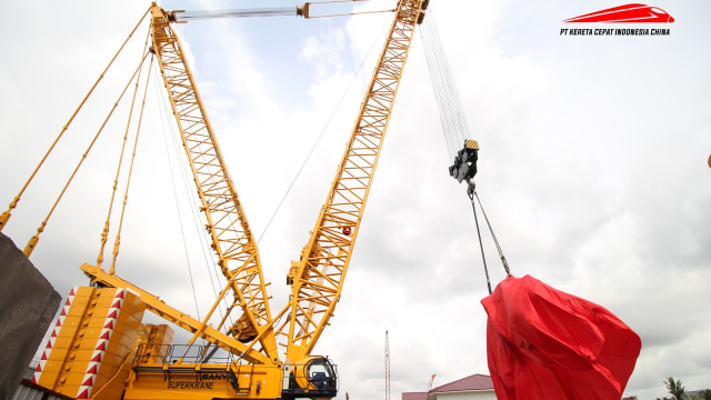 Mesin bor raksasa untuk proyek kereta cepat Jakarta-Bandung tiba di Pelabuhan Tanjung Priok dari China. 
 (Foto: Dok. PT Kereta Cepat Indonesia China   )