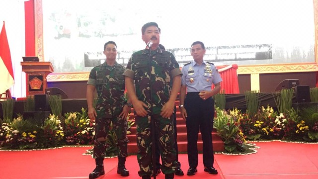 Panglima TNI, Marsekal Hadi Tjahjanto bersama Kepala Staff 3 Angkatan di penutupan Rapat pimpinan TNI. (Foto: Reki Febrian/kumparan)