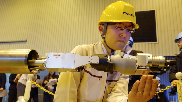 Toshiba akan kirim robot untuk selidiki sisa bencana nuklir di Fukushima.
 (Foto: AP Photo/Mari Yamaguchi)