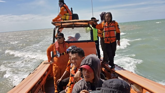 Tim pencarian mencari nelayan yang tenggalam. (Foto: Dok. Basarnas Jateng)