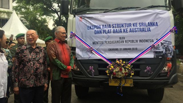 Menteri Perdagangan Enggartiasto Lukita Melepas Ekspor Baja PT Gunung Raja Paksi ke Srilanka dan Australia di Cikarang, Bekasi (31/1) (Foto: Ema Fitriyani/kumparan)
