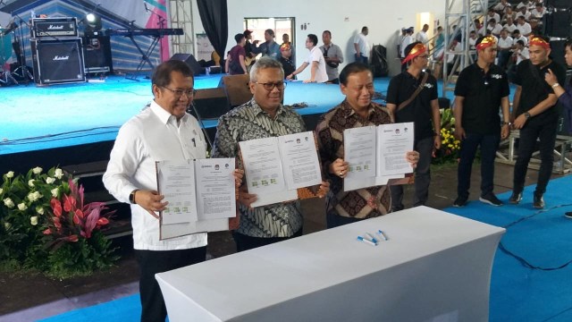 Penandatanganan MoA oleh Menteri Komunikasi dan Informatika Rudiantara (kiri), Ketua KPU Arief Budiman (tengah) dan Ketua Bawaslu Abhan (kanan) untuk lawan hoaks di internet. (Foto: Fadjar Hadi/kumparan)